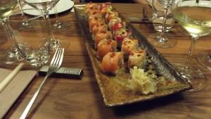 Rainbow Roll con tonno, salmone e branzino con ripieno e copertura di crema di granchio