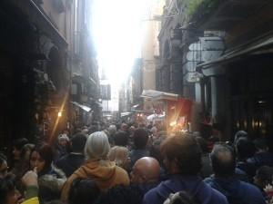La folla a san Gregorio Armeno