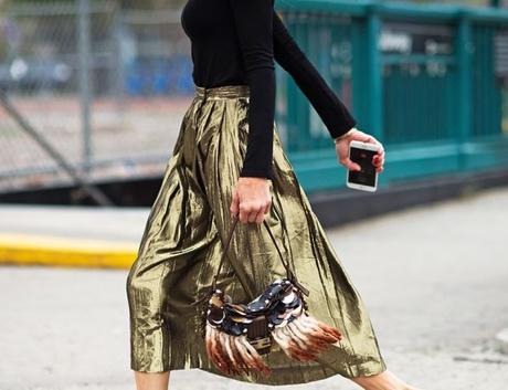 Gonne plissettate oro per dire sì alla sobrietà