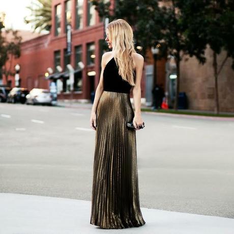 Gonne plissettate oro per dire sì alla sobrietà