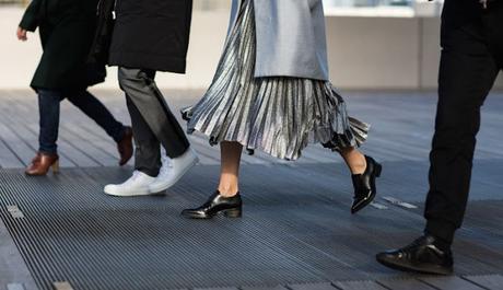 Gonne plissettate oro per dire sì alla sobrietà