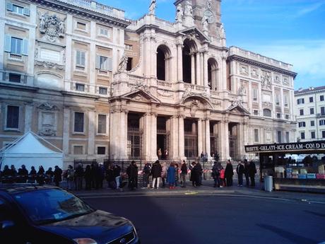 Le umiliazioni del Giubileo. A Santa Maria Maggiore tra metal detector e camion bar. Foto-simbolo