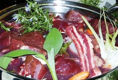 http://blog.cookaround.com/queidelicatimotivisparsi/wp-content/uploads/2014/07/cinghiale-marinata-2.jpg