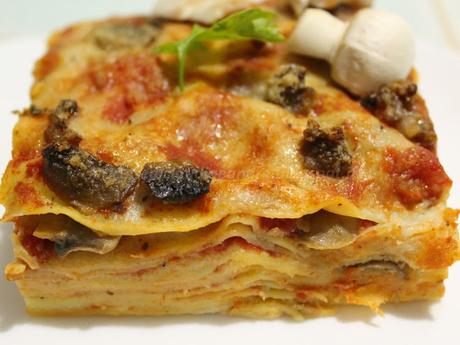 Lasagna cremosa con funghi champignon