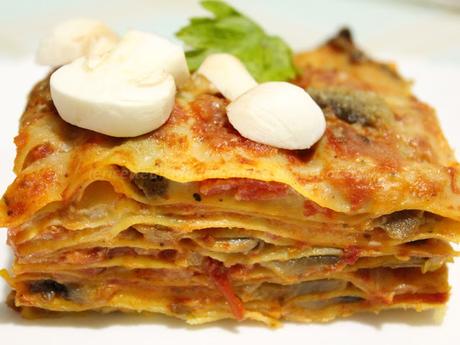 Lasagna cremosa con funghi champignon