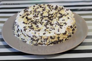 Torta al pan di spagna con cioccolato e panna