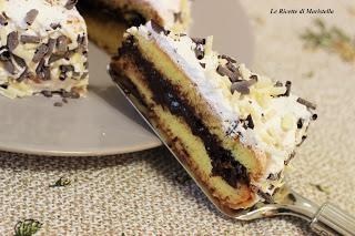 Torta al pan di spagna con cioccolato e panna