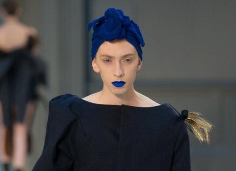 labbra-blu-elettrico-sfilata-maison-margiela