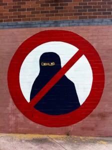 Lega Nord ha deliberato che dal primo gennaio 2016 non sarà possibile entrare in ospedale o uffici regionali con burqa e niqab. Photo Credit: BeauGildes/ Foter.com/ CC BY