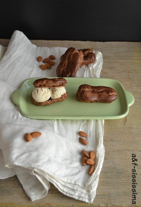 eclair al cacao amaro con gelato di mandorla