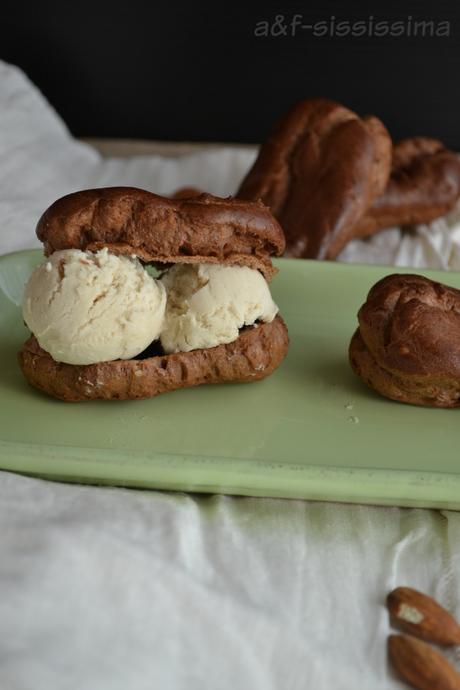 eclair al cacao amaro con gelato di mandorla