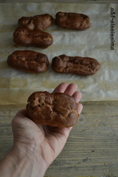 eclair al cacao amaro con gelato di mandorla