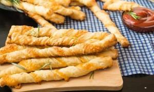 Bastoncini di formaggio e pepe