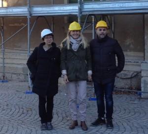 L'allestimento del ponteggio di Palazzo Verbania: da sinistra l'architetta Buzzi, progettista e direttrice lavori, l'assessore Alessandra Miglio, con delega ai lavori, e il geometra Giorgetti, responsabile del procedimento