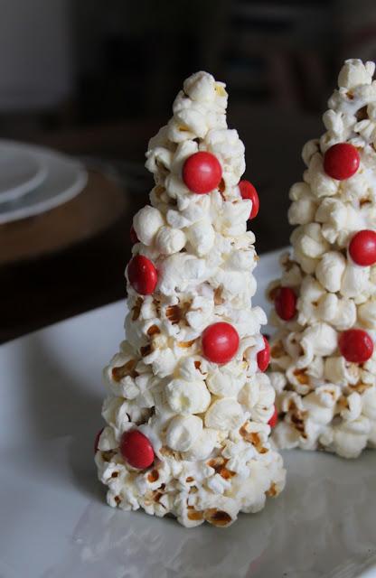 ALBERI di NATALE di POP CORN e il centrotavola è servito.