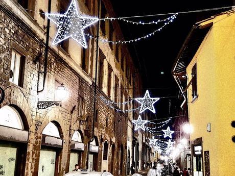 Perché a Roma gli addobbi natalizi sono assenti o se presenti fan schifo e a Firenze sono bellissimi?