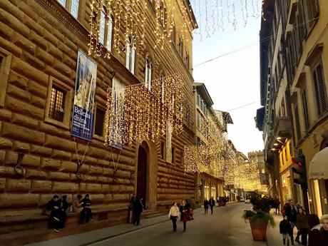 Perché a Roma gli addobbi natalizi sono assenti o se presenti fan schifo e a Firenze sono bellissimi?