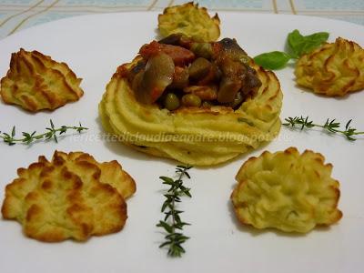 Cestini con purea di patate, funghi famigliole e pisellini, di riciclo...