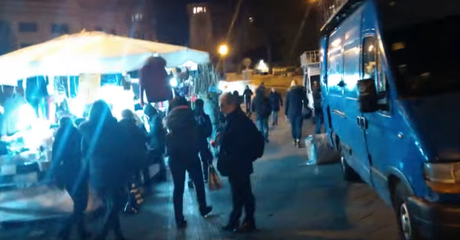 Video. L'incredibile suk di Piazzale Flaminio. Ecco cosa vede chi esce dalla metro e va a Piazza del Popolo