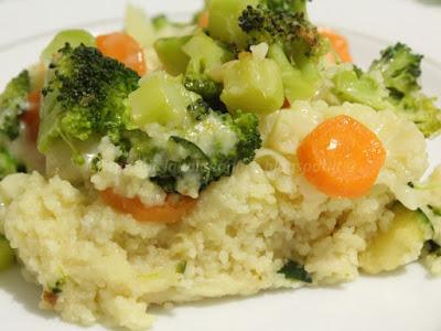 Terrina di cous cous integrale, verdure e formaggi.