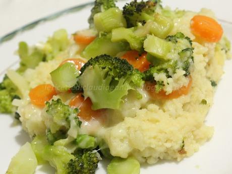 Terrina di cous cous integrale, verdure e formaggi.