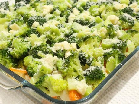 Terrina di cous cous integrale, verdure e formaggi.