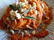 Spaghetti riso integrale salsa pomodori secchi mandorle: rende tutto perfetto