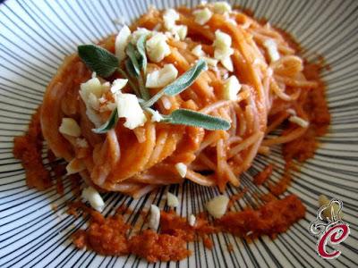 Spaghetti di riso integrale in salsa di pomodori secchi e mandorle: il qui ed ora che rende tutto perfetto