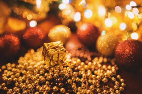 14_Karolina Grabowska_Tiny Gold Christmas Gift_akFrQg