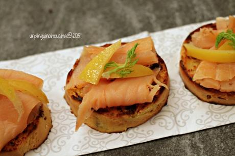 crostini-di-panettone-con-salmone-affumicato-e-limoni-confit