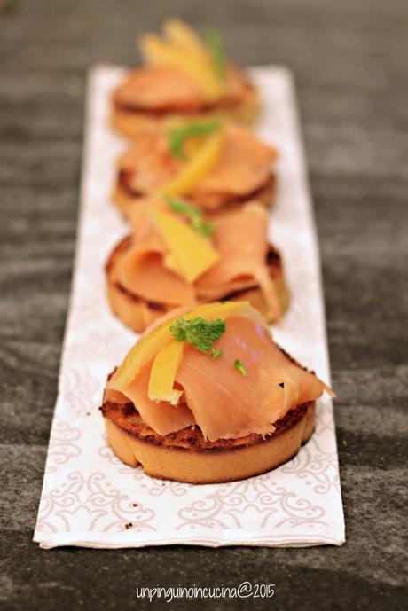 crostini-di-panettone-con-salmone-affumicato-e-limoni-confit