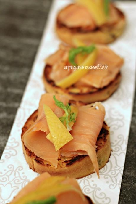 crostini-di-panettone-con-salmone-affumicato-e-limoni-confit