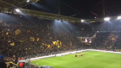 (VIDEO)Il grande spettacolo dei tifosi del Muro Giallo che saltellano e cantano 'Jingle Bells' #BVB