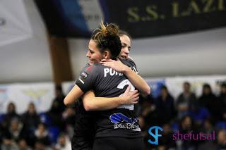 Pomposelli ed Ana Alves festeggiano la vittoria della SS Lazio sull'Olimpus calcio a 5 femminile