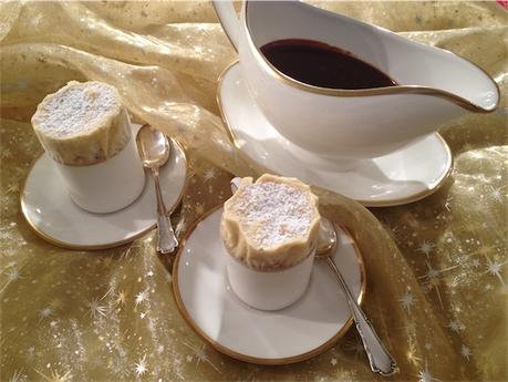 Soufflé glacé di panettone con salsa speziata di cioccolato al peperoncino ( o salsa al maracuja)