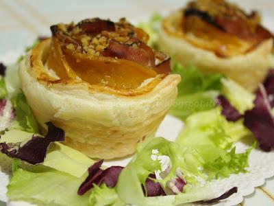 Roselline di sfoglia con zucca, formaggio spalmabile e noci