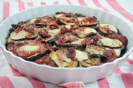 Torta di melanzane grigliate, pomodorini secchi e mozzarella