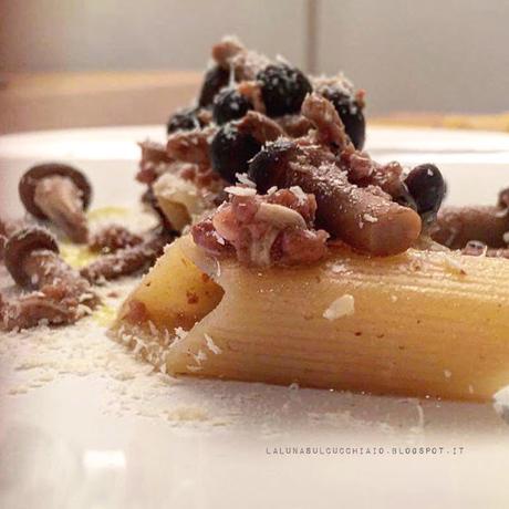 Pasta con funghi chiodini e briciole di salsiccia