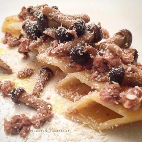 Pasta con funghi chiodini e briciole di salsiccia