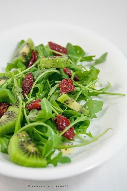 Insalata con pomodorini secchi, rucola e kiwi / Dried cherry tomatoes, rocket and kiwi salad recipe