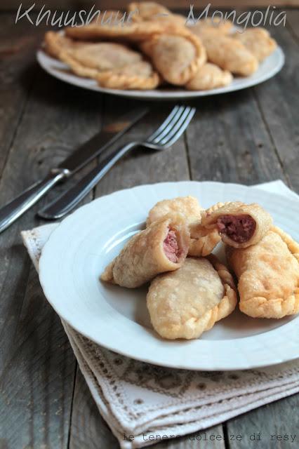 Khuushuur - i ravioli fritti ripieni di carne della Mongolia