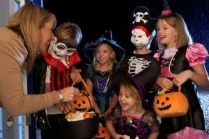 bambini chiedono dolcetto o scherzetto nella notte di halloween