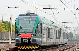 PAVIA. Bicicletta e altro materiale abbandonato sui binari: danni al treno della Trenord.