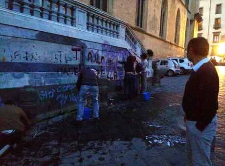 Volontari in azione per pulire la basilica di Santa Chiara