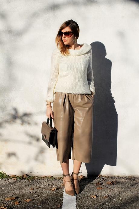 Culottes in pelle, maglione cozy e lace up beige