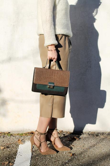 Culottes in pelle, maglione cozy e lace up beige