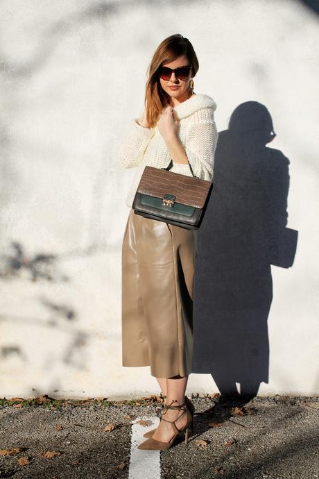 Culottes in pelle, maglione cozy e lace up beige