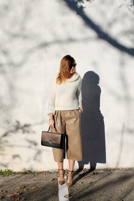 Culottes in pelle, maglione cozy e lace up beige