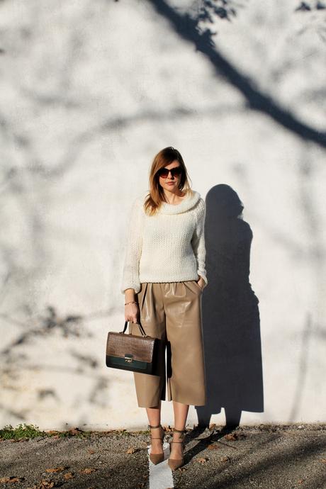 Culottes in pelle, maglione cozy e lace up beige