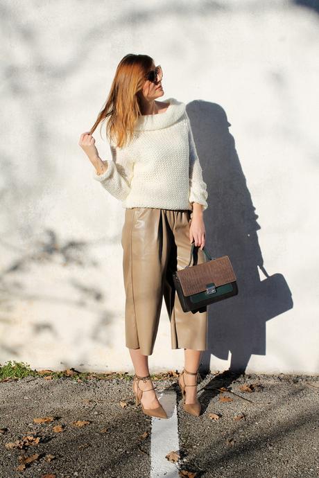 Culottes in pelle, maglione cozy e lace up beige